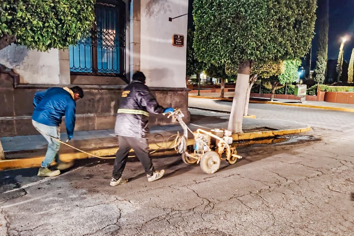 Madrugan brigadas de 'Más territorio y menos escritorio' para mejorar la señalización en calles de la capital